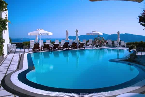 The-pool-at-Nikos-Villas,-Santorini-Greece
