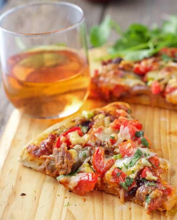 Smoked Brisket Pizza | http://homemaderecipes.com/bbq-grill/5-smoked-brisket-recipes/