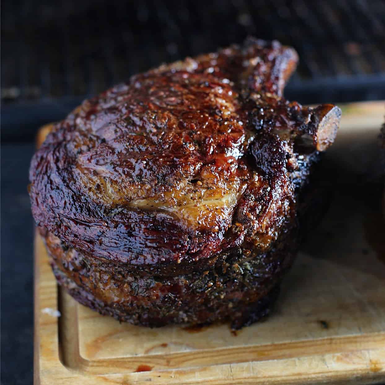 Perfekt geräuchertes Prime Rib auf einem Schneidebrett