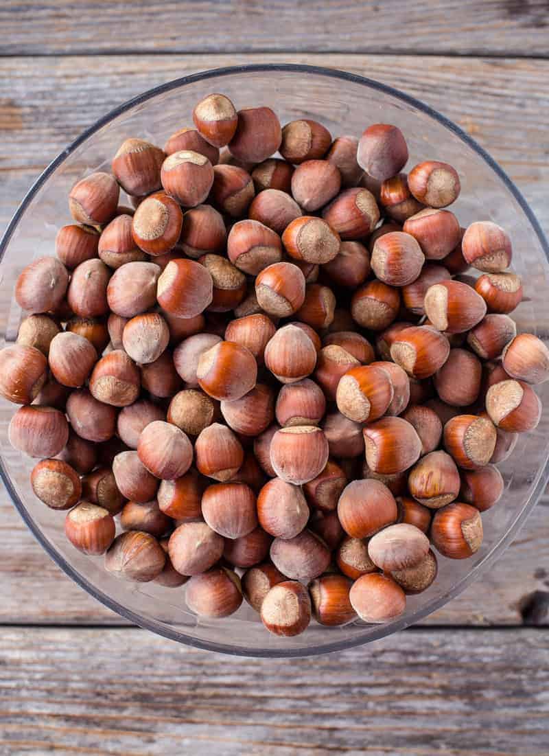 A bowl full of raw hazelnuts