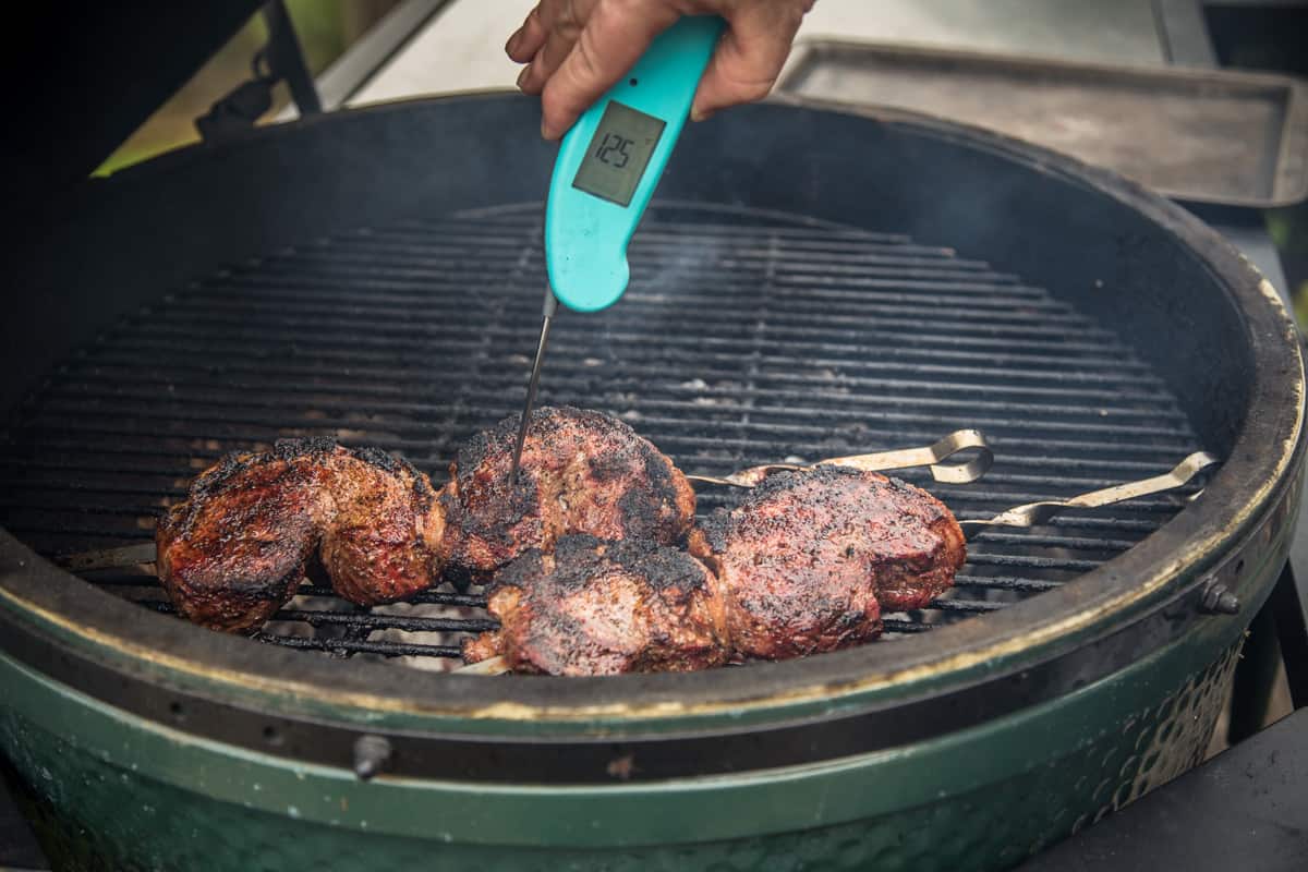 Checking the temperature of Picanha with a digital thermometer