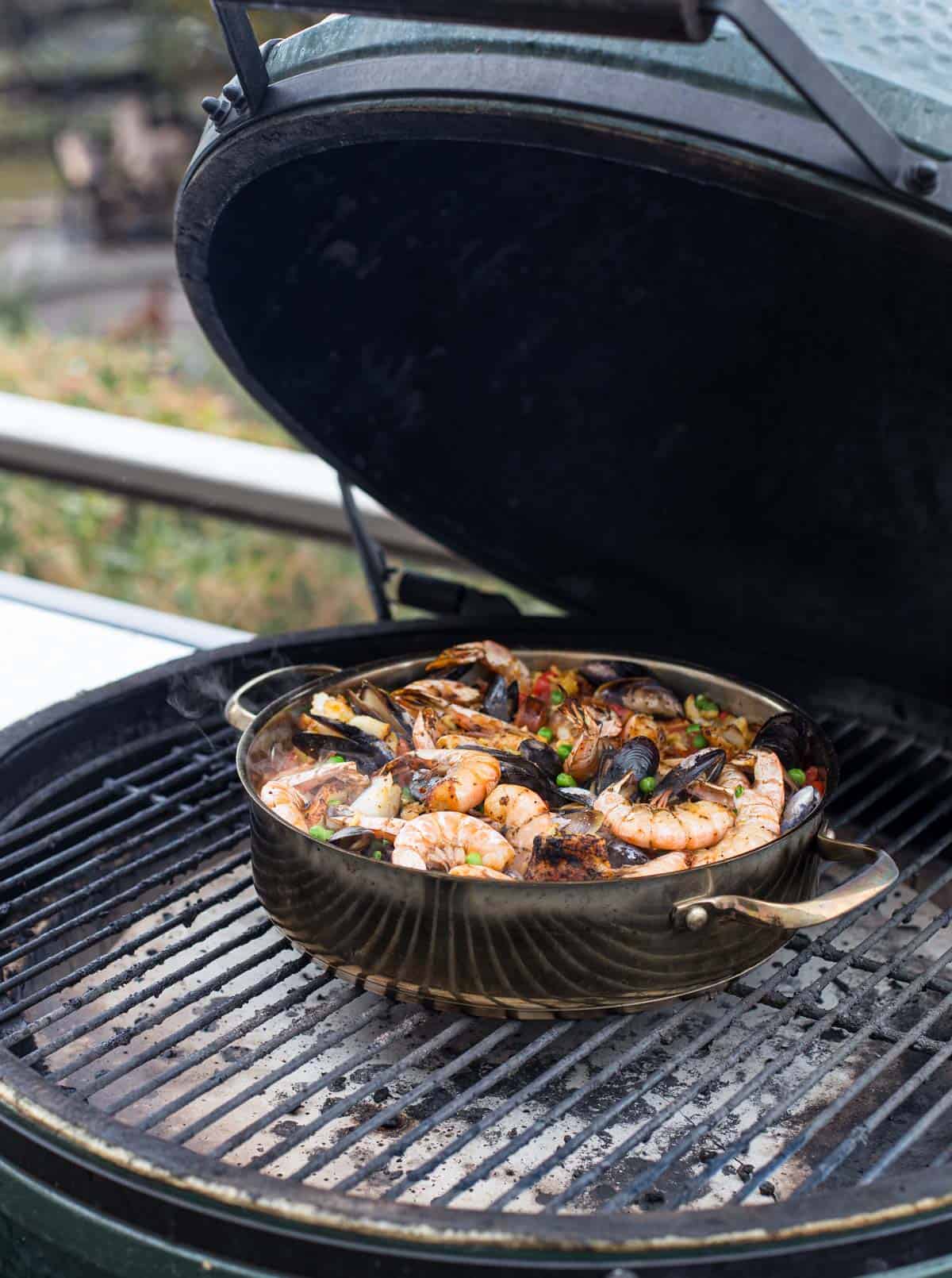 https://www.vindulge.com/wp-content/uploads/2021/02/Paella-on-the-grill.jpg