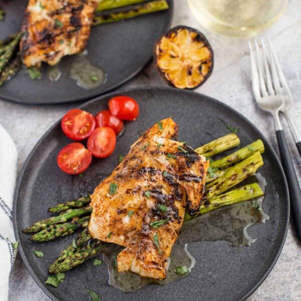 Two grilled cod filets with white wine.