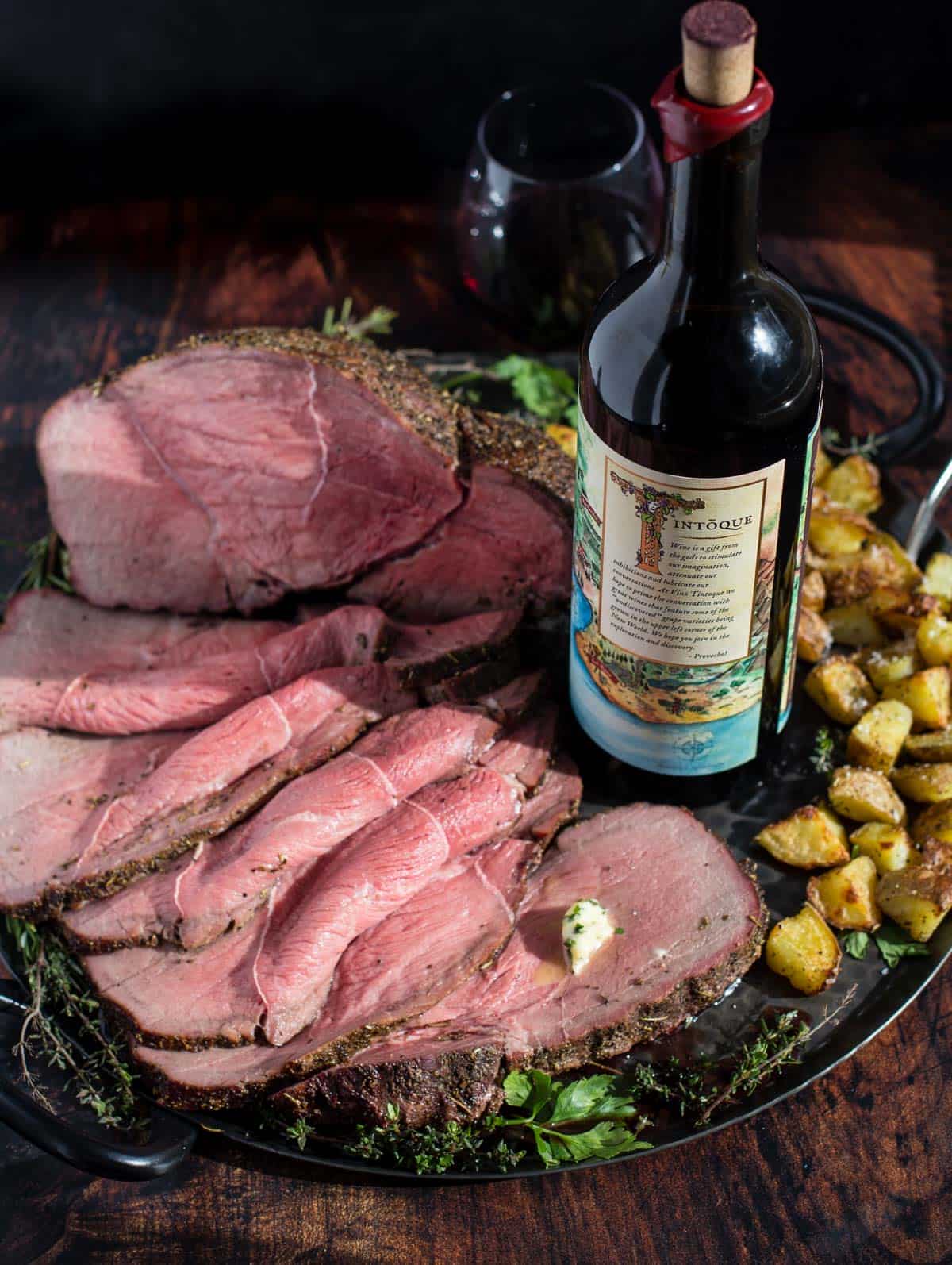 Smoked Roast Beef with roasted potatoes and Carménère wine pairing.