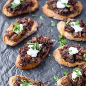 Brisket Bruschetta Crostini on a platter.