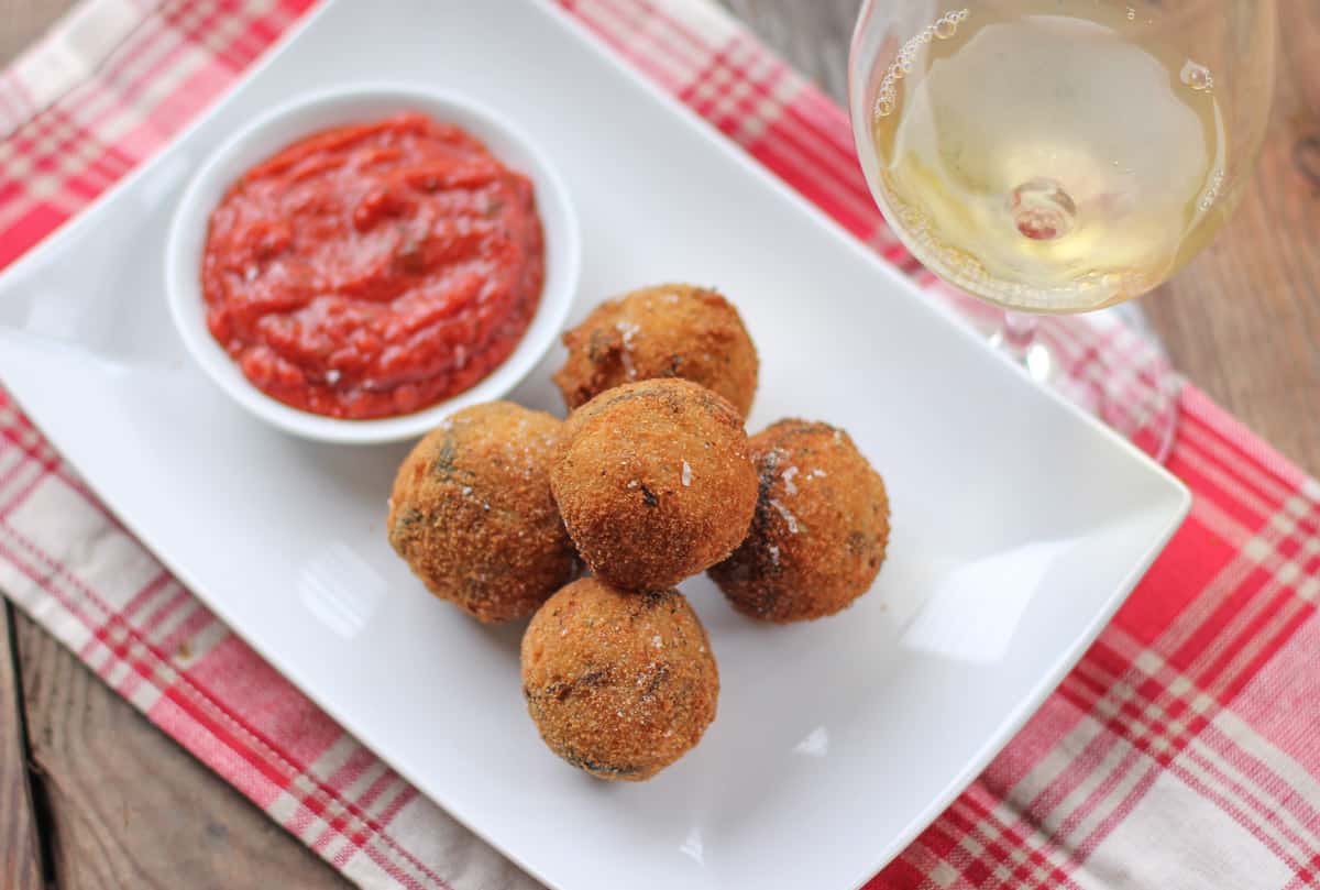 Arancini and wine pairing on a platter