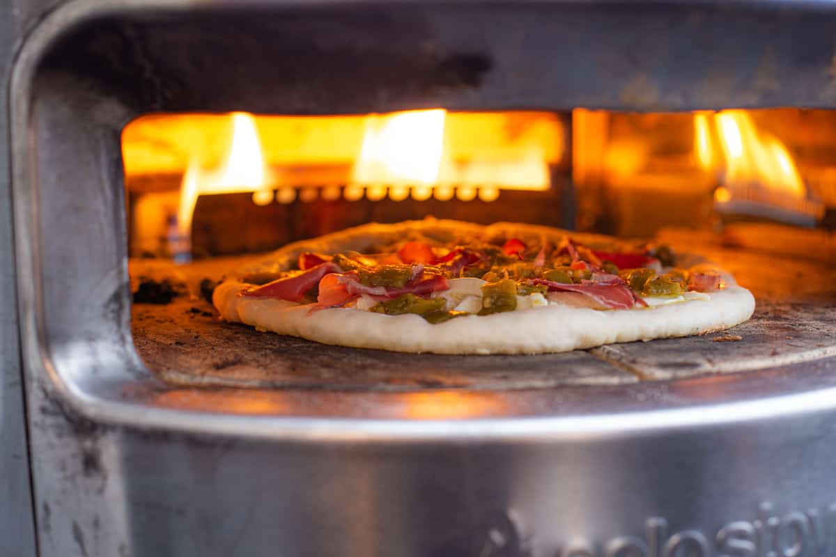 How To Make Pizza In An Outdoor Pizza Oven - Vindulge