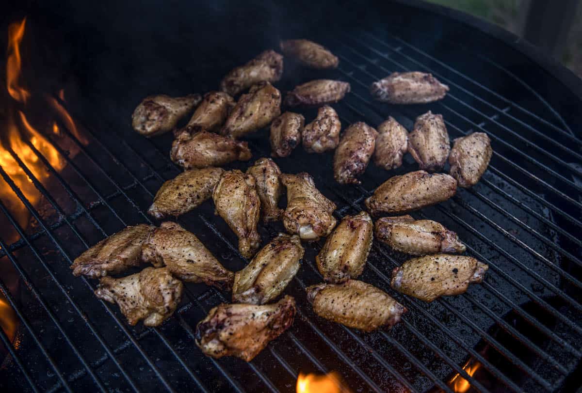 https://www.vindulge.com/wp-content/uploads/2023/05/Chicken-wings-on-a-big-green-egg-smoker-over-high-heat.jpg