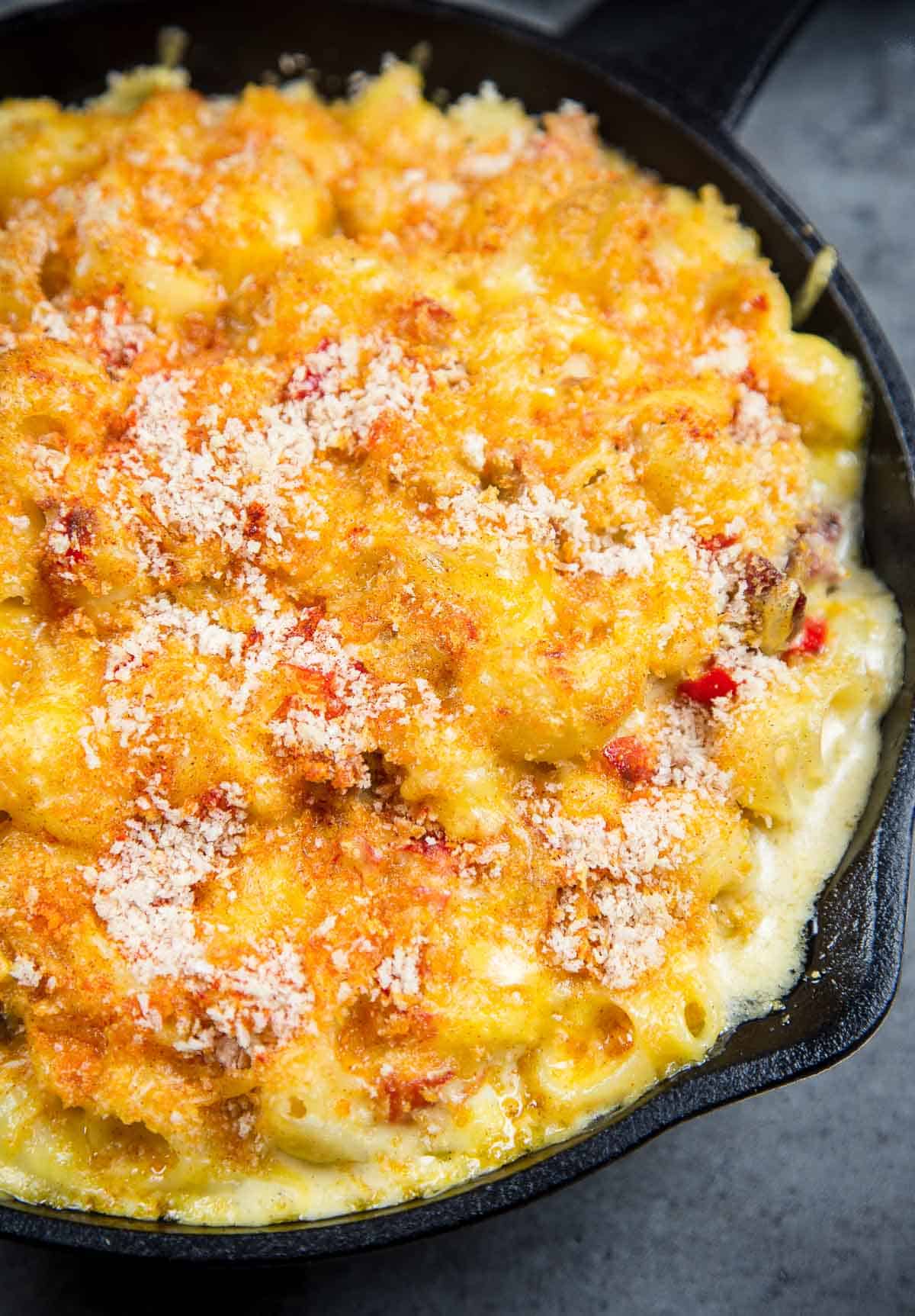 A closeup of Smoked Tri Tip Mac and Cheese in a cast iron pan 