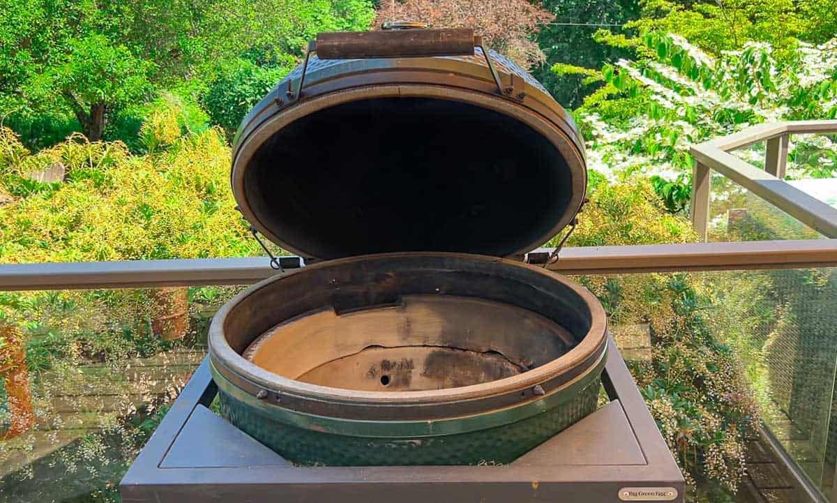 A Big Green Egg grill with a brand new gasket