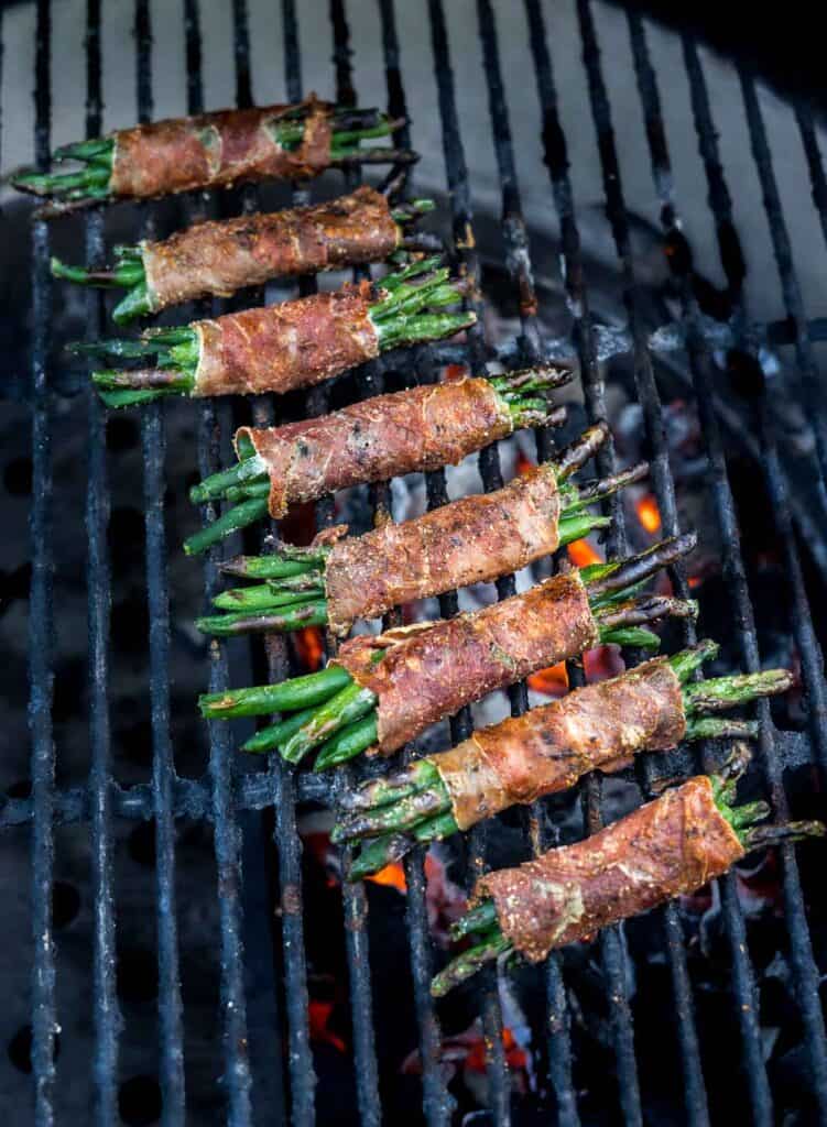 Grilled green bean bundles wrapped in prosciutto on the grill