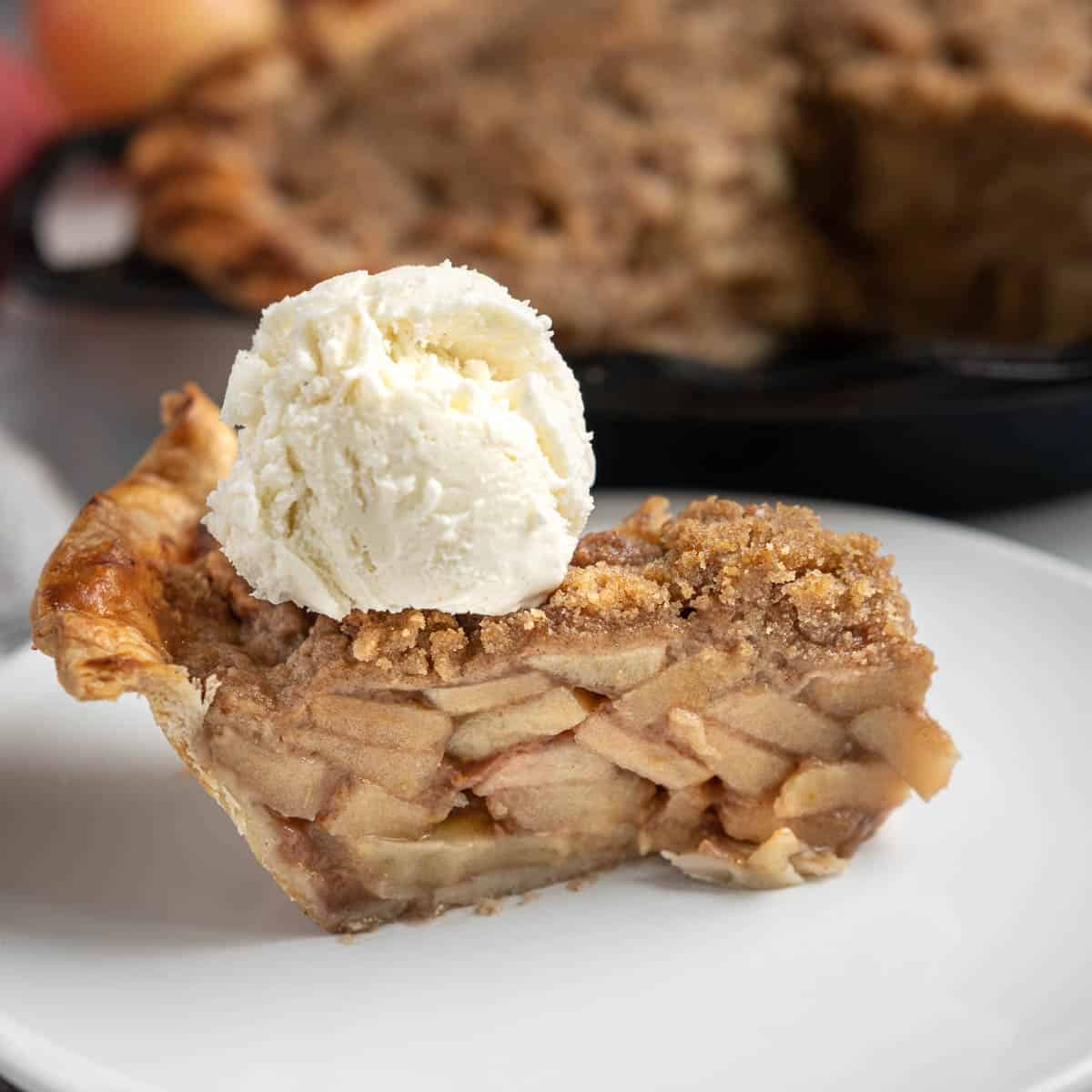 https://www.vindulge.com/wp-content/uploads/2023/11/Skillet-Apple-Pie-cooked-on-the-Grill-FI.jpg