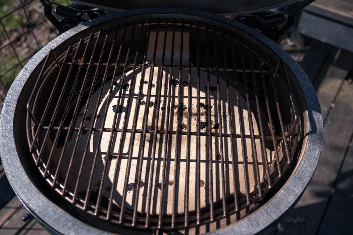 Large Big Green egg with the Conveggtor plate and grill grate over the top.
